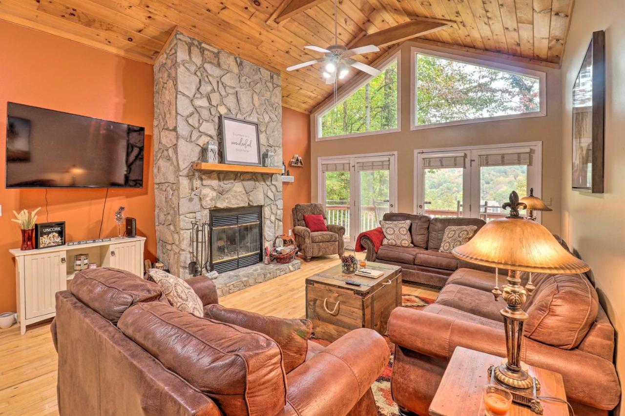 Rustic Red Cabin With Deck In Maggie Valley Club! Extérieur photo