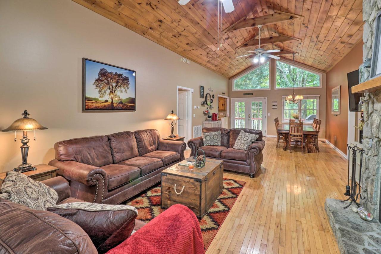 Rustic Red Cabin With Deck In Maggie Valley Club! Extérieur photo